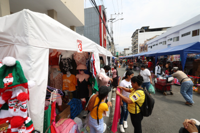 Situación. El comercio de los corredores navideños está siendo fuerte, pero los negocios aledaños están recibiendo menor afluencia.