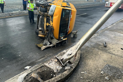 El vehículo se volcó en el ingreso al puente que conecta Samborondón con Guayaquil.