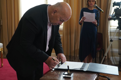 El Alto Comisionado para la Paz que muestra a su nuevo titular, Otty Patiño, mientras posa tras asumir en Bogotá (Colombia).