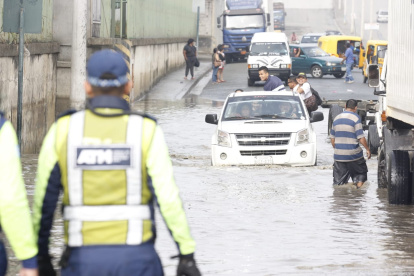 El escenario de los carros atrapados en el agua volvió a Guayaquil.