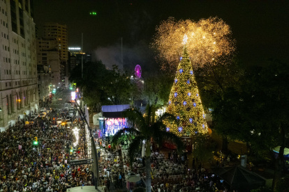 Cientos de guayaquileños se congregaron para ver este espectáculo.