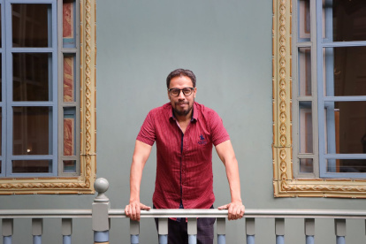 Hernán Pacuruco, director de la Bienal de Cuenca, invitó al evento de inauguración que se llevará a cabo mañana en la plaza del Otorongo.