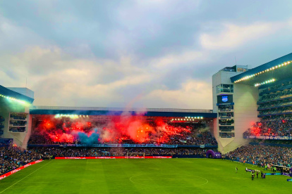 En la última fecha los hinchas de Emelec volvieron a encender bengalas en el Capwell