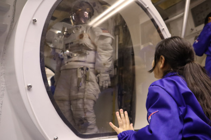 Estas adolescentes fueron seleccionadas por su excelencia académica, su interés en la ciencia y tecnología, y su situación de vulnerabilidad
