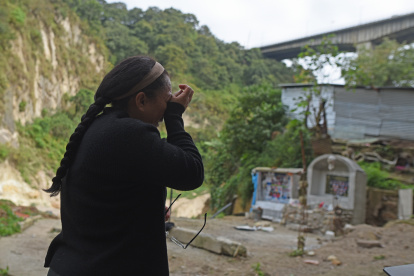 Tumba. Patricia Flores recuerda a los vecinos que fallecieron en un deslave el pasado 25 de septiembre.