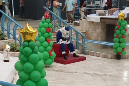 La presencia de Papá Noel en centros comerciales es tradicional en Navidad