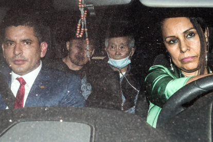 Lima.  El expresidente peruano Alberto Fujimori (c) (1990-2000), sale del penal luego de ser puesto en libertad en cumplimiento de una orden del Tribunal Constitucional.