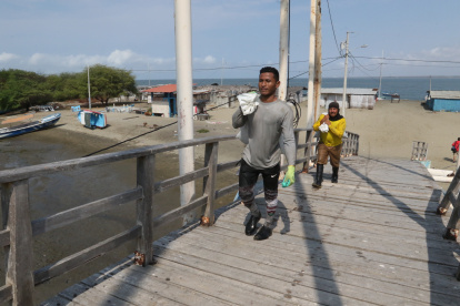 Puente. Al puente le faltan varias tablas, otras están levantadas, mientras que largos tramos de la barandilla se han roto y caído y las vigas de la desvencijada estructura están oxidadas y sueltas.