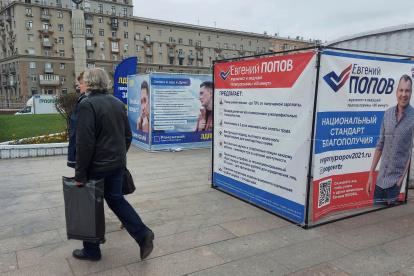 Moscú. Una pancarta de Evgeny Georgievich Popov, uno de los candidatos en las elecciones de 2021.
