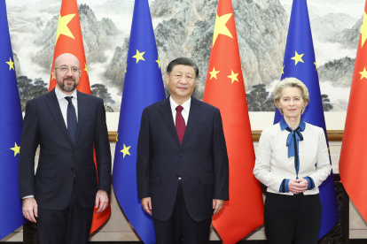 El presidente chino, Xi Jinping (C), la presidenta de la Comisión Europea, Ursula von der Leyen (D) y el presidente del Consejo Europeo, Charles Michel (I).