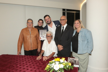 El profesor Delgado  acompañado de Mario Delgado, Isabel Delgado, Maximiliano Delgado, Jorge Delgado Panchana y Paola Delgado.