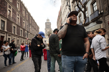 Personas permanecen fuera de sus hogares después de escuchar la alerta sísmica hoy, en la Ciudad de México (México).