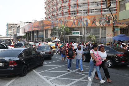 Movilidad. El informe elaborado por los jóvenes universitarios muestra los problemas que aquejan a los peatones en Guayaquil.