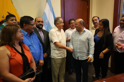 Reunión. El gobernador del Guayas, Alfredo Molina, se reunió con los líderes del transporte pesado.