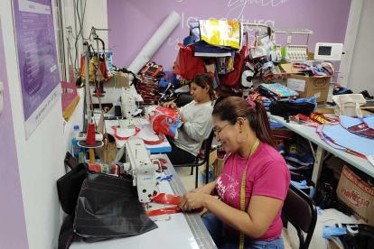 Labor.- Mujeres que hacen carteras y mochilas con lonas publicitarias.