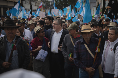 El presidente electo de Guatemala, Bernardo Arévalo de León (c), acompañado de simpatizantes y dirigentes políticos e indígenas, participa en una marcha hoy, en Ciudad de Guatemala (Guatemala).
