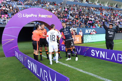 En la primera final, Liga de Quito va de blanco e Independiente del Valle de negriazul.
