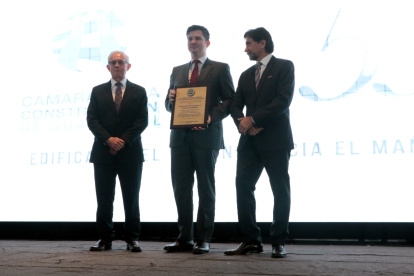 Carlos Alfonso Martínez Bruno, gerente financiero en Gráficos Nacionales S. A. recibió el reconocimiento.