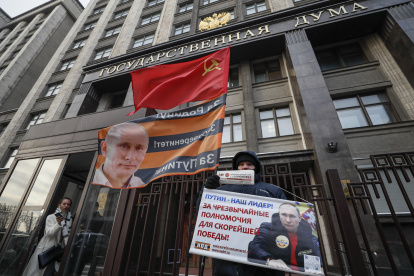 Moscú. Un hombre lleva una pancarta (“Putin es nuestro líder”), frente a la sede de la Federación de Rusia.