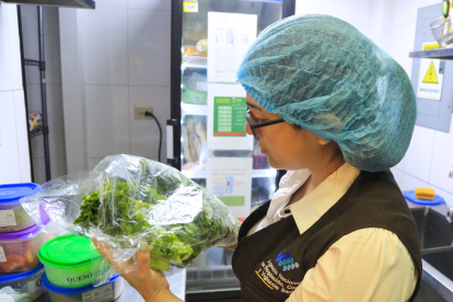 Agentes de Arcsa revisando alimentos de local clausurado.