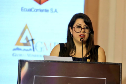 Referencia. La ministra Andrea Arrobo durante una ponencia sobre la minería responsable y su impacto ambiental.