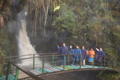 El sendero a las cascadas ceremoniales lo llevan a dos caídas de agua, la màs grande es de 10 metros.