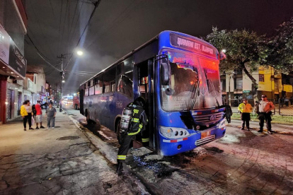 Suceso. Este bus se quemó y la causa sería por una falla en el motor.
