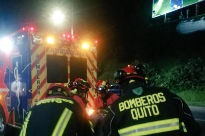 Bomberos. Un choque entre dos autos dejó a una persona muerta en la avenida Simón Bolívar.