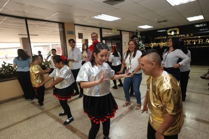 Los alumnos de Fasinarm, como se observa en la imagen, fueron las estrellas de los bailes. Ellos guiaron el show en el que participó también personal de Granasa.