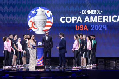 El uruguayo Diego Godín (centro) en la presentación y sorteo de la Copa América.