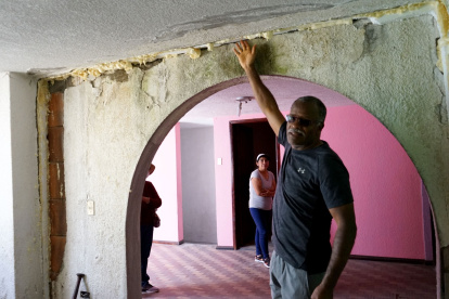 El Municipio colocó esponjas entre las grietas para mitigar algún riesgo de colapso.