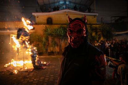 Personas participan de la tradicional "Quema del Diablo", hoy en Ciudad de Guatemala (Guatemala).