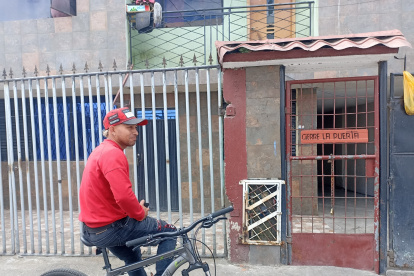 Lizmary Peroza, sonríe porque se cansó de llorar. El viernes se regresó para Venezuela, porque fue desalojada de su departamento en Pelileo.