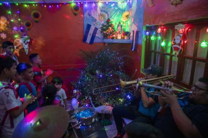 Feligreses participan en la celebración de la festividad religiosa popular "La Gritería" hoy, en Managua (Nicaragua).
