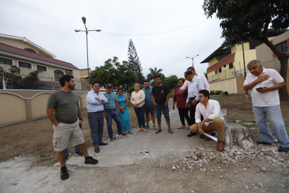 Consecuencia. De las rejas solo quedaron las vigas cortadas sobre las que estaban instaladas.
