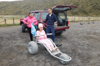 Líder. Roberto Molina alista la silla de ruedas a todoterreno en el Parque Nacional Cotopaxi.