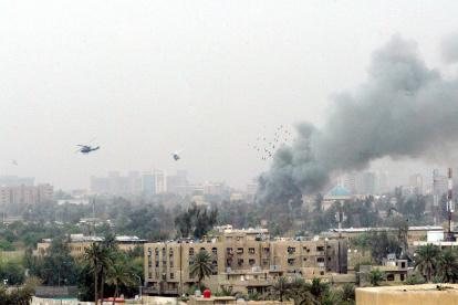 En la imagen se observa un ataque contra la fortificada Zona Verde de Bagdad.