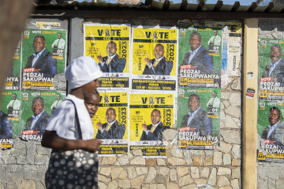 (Zimbabwe), 09/12/2023.- By- election campaign posters of Zanu PF "s candidate for the Mabvuku-Tafara constituency Scott Sakupwanya and the Citizens Coalition for Change"s (CCC) Munyaradzi Kufahakutizwi are displayed on a wall in Mabvuku, Harare, Zimbabwe, 09 December 2023. Sakupwanya emerged victorious without facing any opposition after a High Court judge who initially issued an order barring the eight recalled Citizens Coalition for Change (CCC) members of parliament from participating in the by-elections. (Elecciones, Zimbabue) EFE/EPA/AARON UFUMELI
