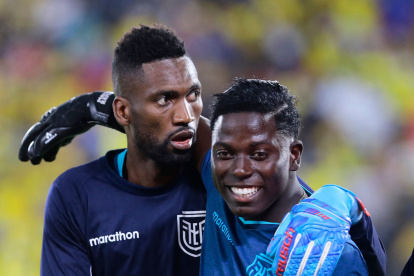 Los porteros, Alexander Domínguez (izq) y Moisés Ramírez (der) comparten el La Tri
