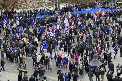 TIFLIS, 09/12/2023.- Cientos de personas se manifestaron hoy en apoyo de la concesión a Georgia del estatus de país candidato a entrar en la Unión Europea (UE), sobre la que los Veintisiete resolverán en la cumbre de Bruselas de los próximos días 14 y 15. EFE/ Misha Vignanski.