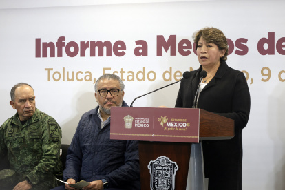 MEX4256. TOLUCA (MÉXICO), 09/12/2023.- La gobernadora estatal, Delfina Gómez (d), habla durante una conferencia de prensa hoy, en la Secretaria de Seguridad de la ciudad de Toluca, Estado de México (México). Autoridades mexicanas prometieron este sábado que no habrá impunidad y se comprometieron a trabajar para que no se repitan enfrentamientos como el ocurrido el viernes en el central Estado de México, entre pobladores y criminales, que dejó un saldo de 14 muertos, una decena de ellos pertenecientes al grupo criminal la Familia Michoacana. EFE/Felipe Gutiérrez