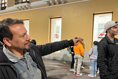 Centro. Un grupo de pasajeros se quejan por la falta de servicio, ya que la estación cerró antes de la hora anunciada.