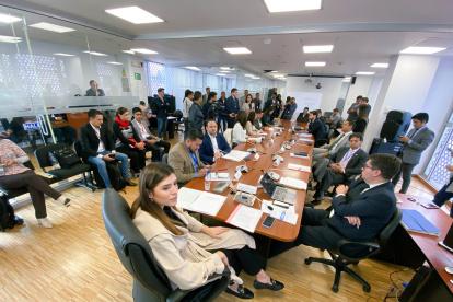 La legisladora oficialista, Valentino Centeno (c), preside la mesa de Desarrollo Económico.