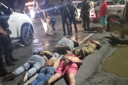 La banda fue detenida y los uniformados sometieron sus integrantes.