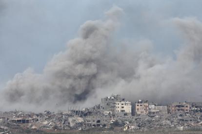 Nahal Oz (Israel), 09/12/2023.- Smoke rises following an Isareli airstrike om Gaza"s al-Shuja"ia district as seen from Nahal Oz, Israel, 09 December 2023. Israeli forces resumed military strikes on Gaza after a week-long truce expired on 01 December. More than 16,200 Palestinians and at least 1,200 Israelis have been killed, according to the Palestinian Health Ministry and the Israel Defense Forces (IDF), since Hamas militants launched an attack against Israel from the Gaza Strip on 07 October, and the Israeli operations in Gaza and the West Bank which followed it. EFE/EPA/ATEF SAFADI
