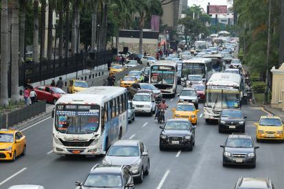 Tránsito. La avenida Francisco de Orellana es uno de los tramos más críticos en lo que respecta a la circulación vehicular en el último mes del año, debido a la ubicación de centros comerciales.