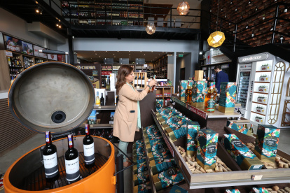 Ofertas festivas. Los locales celebran la temporada de agasajos con tentadores descuentos, atractivos paquetes de regalo y precios accesibles en botellas premium.