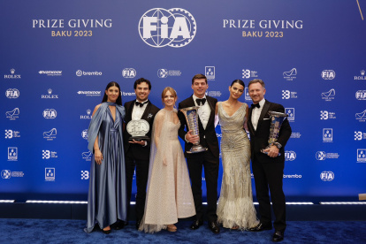 MadMax (c), campeón mundial; Checo Pérez (i), vicecampeón y Christian Horner, jefe de Red Bull, con sus parejas y todos los premios de la escudería este año.