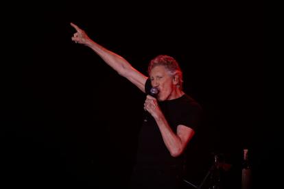 A las 21:15 se había iniciado el concierto con la emotiva "Comfortably Numb", de Pink Floyd.