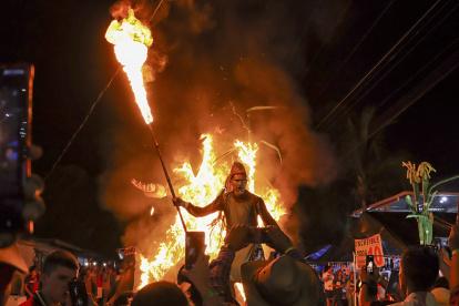 AME3467. TRINIDAD (HONDURAS), 10/12/2023.- Turistas nacionales e internacionales participan en la celebración del Festival de las Chimeneas Gigantes, uno de los eventos más destacados de arte y cultura popular en el país, que se realiza en el municipio de Trinidad, en el departamento de Santa Barbará (Honduras). EFE/José Valle